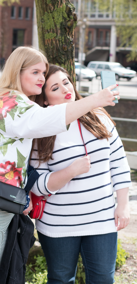 Zwei kurvige Mädchen, posierend, Selfie schießend