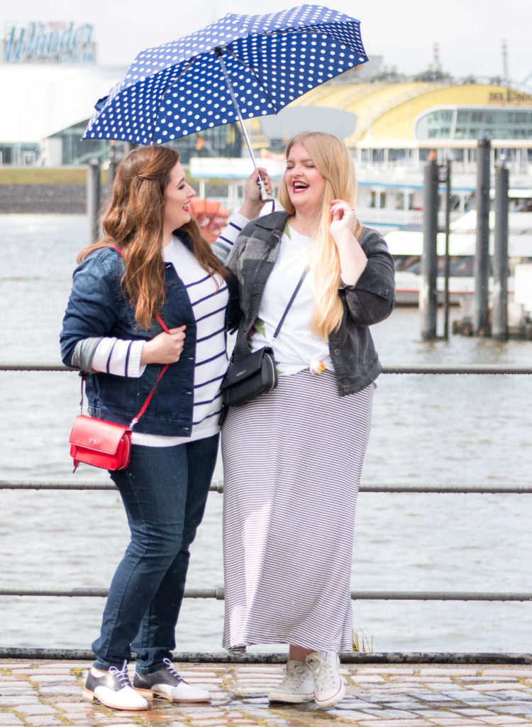 Zwei kurvige Mädchen, lachend in Hamburg, Regenschirm gepunktet 