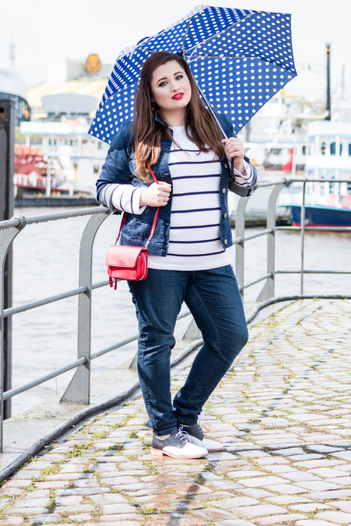 Kurviges braunhaariges Mädchen mit Regenschirm am Hamburger Hafen