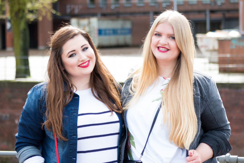 Zwei kurvige Mädchen, lachend in Hamburg