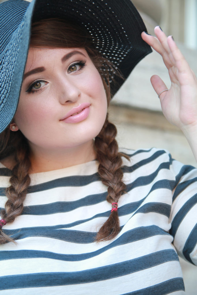 Plus Size Fashion Look. Kurvige Frau trägt einen Tüllrock und Streifenshirt. 