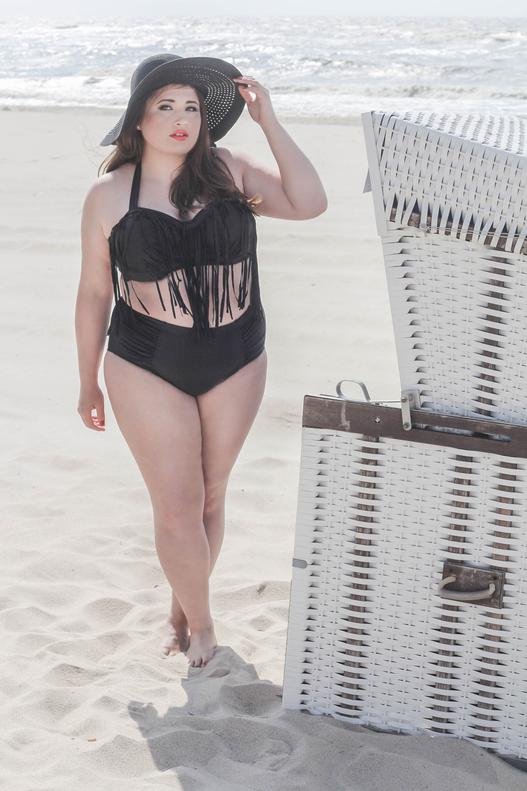 Curvy Girl in Bikini at the Beach, Plus Size Frau im Bikini am Strand