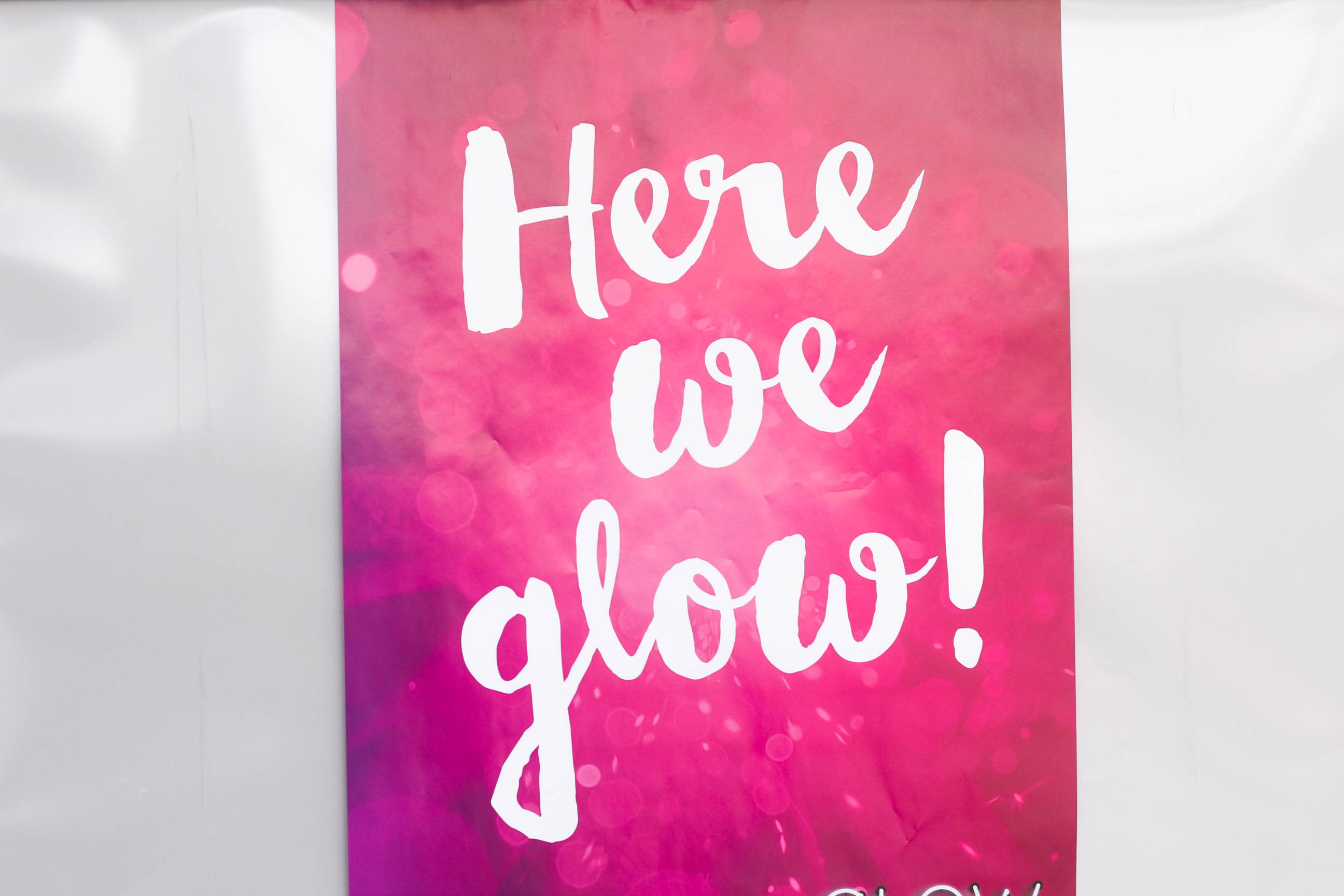 Lancome Messestand Glow Convention Hannover - HERE WE GLOW Schriftzug 