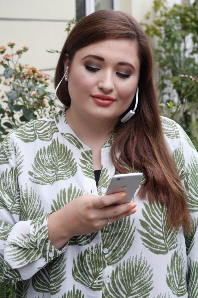 Kurvige Frau Maxikleid_Sudio Kopfhörer1