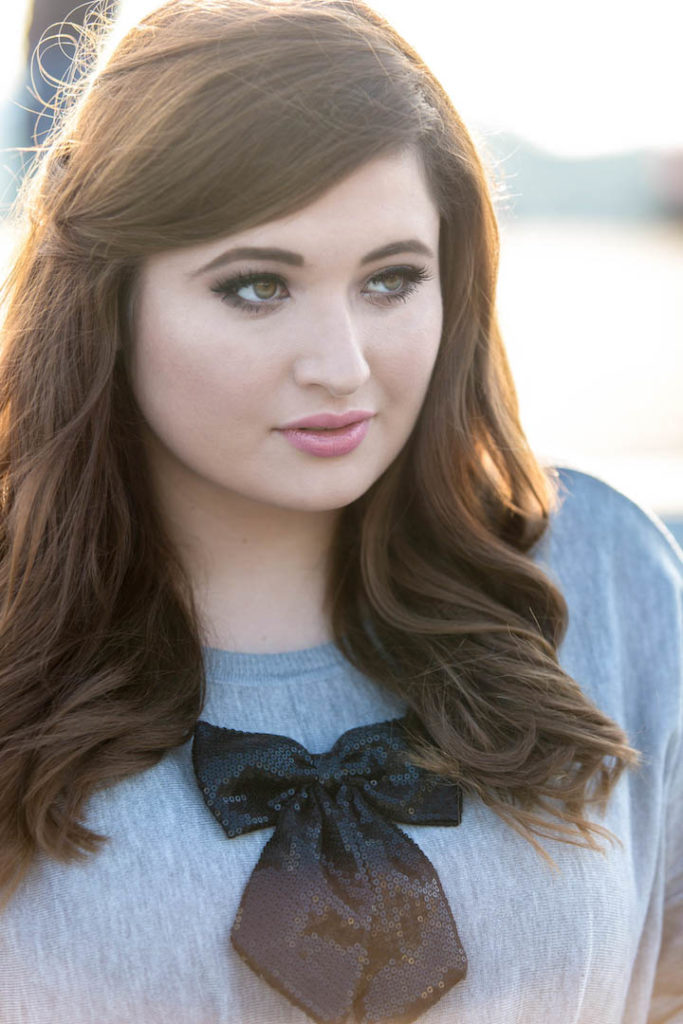 SchönWild Plus Size Model mit grauem Shirt, blauer Jeans, Guess Tasche, Chelsea boots in Hamburg am Hafen