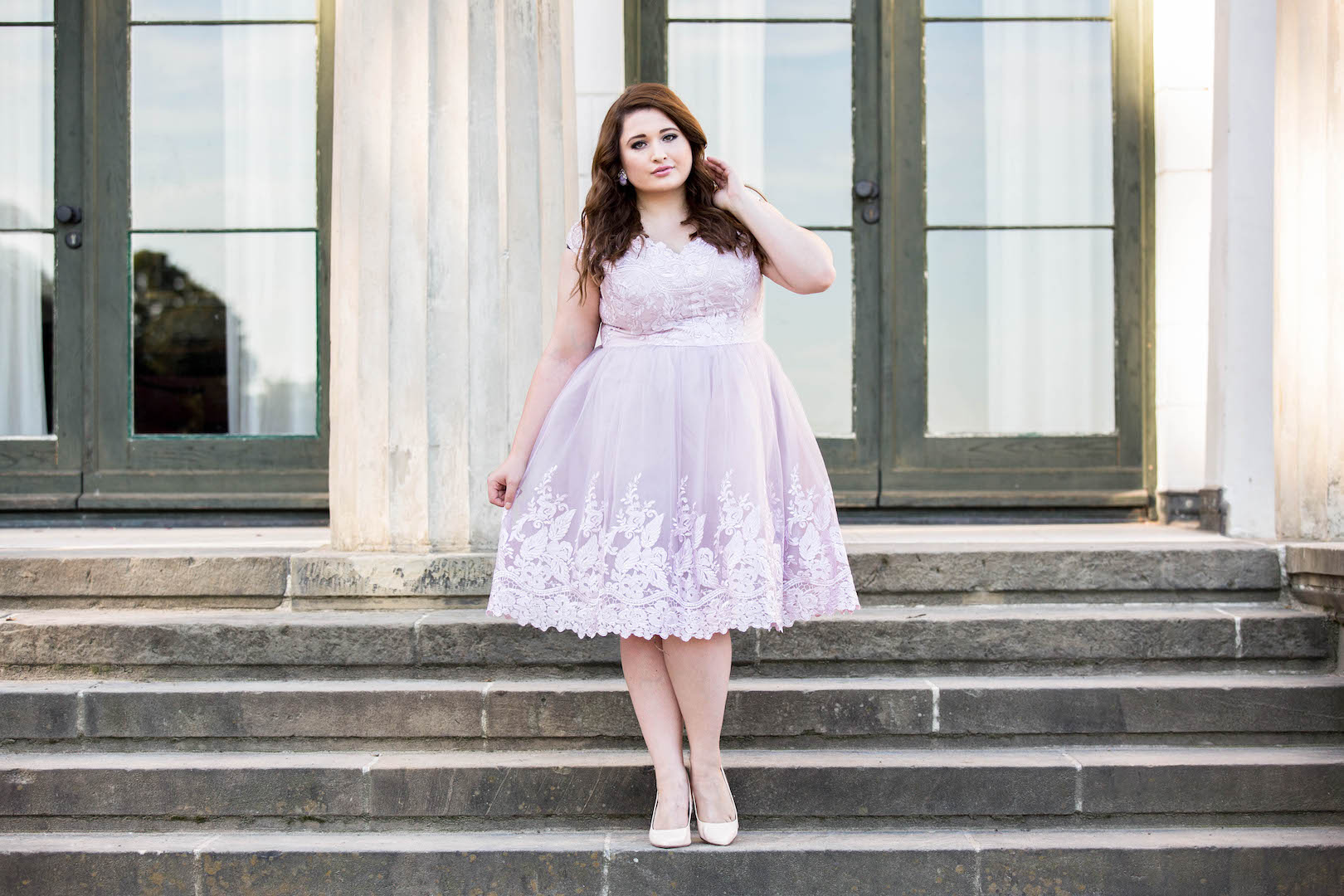 SchoenWild Plus Size Model und Blogger in einem rosa Tüllkleid von Chi Chi