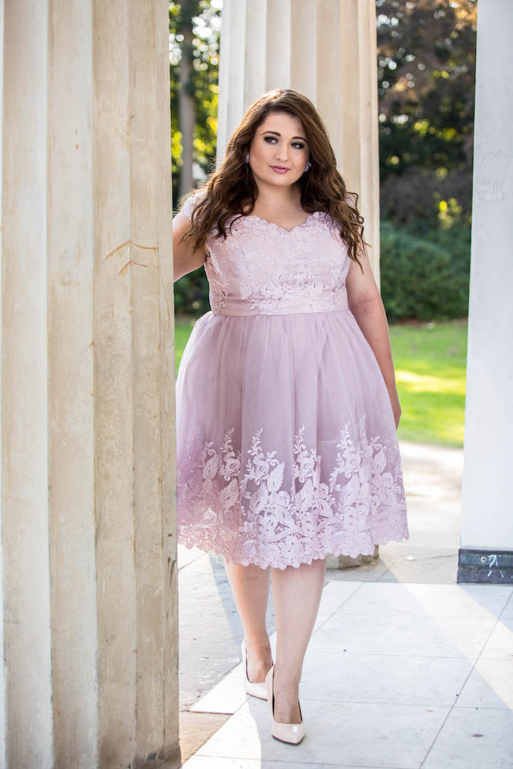 SchoenWild Plus Size Model und Blogger in einem rosa Tüllkleid von Chi Chi 