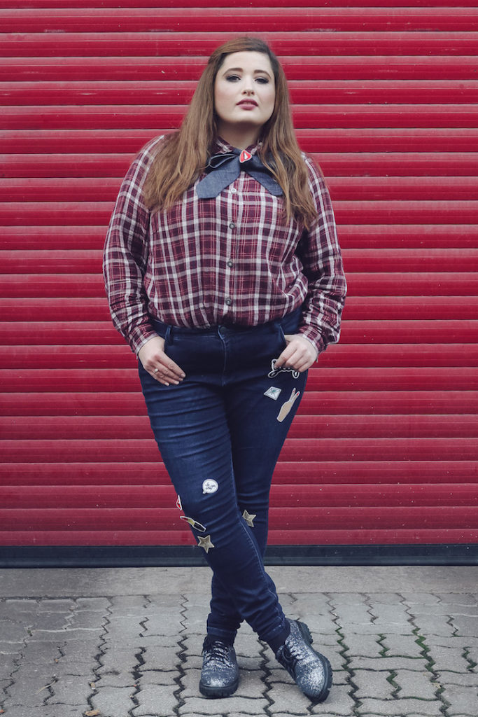 Zizzi Blue jeans amy slim leg pluss size model blogger jules SchönWild Hamburg Patches Jeans inspiration