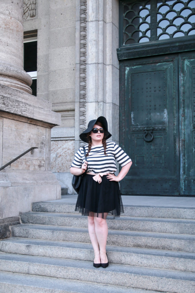 PLUS-size-fashion-blogger-hamburg-germany-streifenshirt-kombinieren-drei-outfit-inspirationen-parisian-chick-schwarz-weiß-gestreift-shirt-kombination