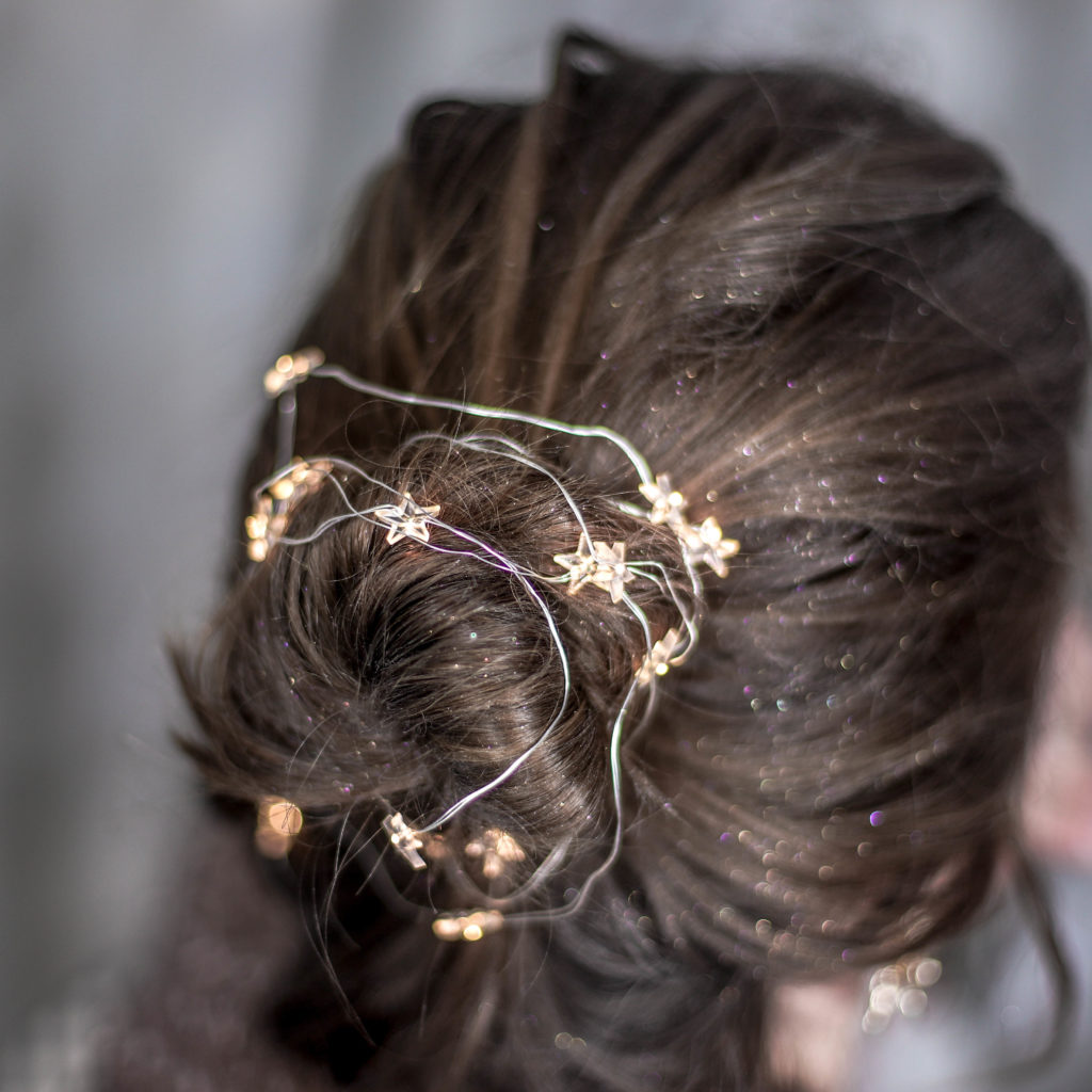Illuminated_Holiday_Hair_Light_String_Lichterkette_Haare_Frisur_Kreative_Frisur_Ideen_Beauty_Blog_Pinterest_Glitzer_Haare_Idee
